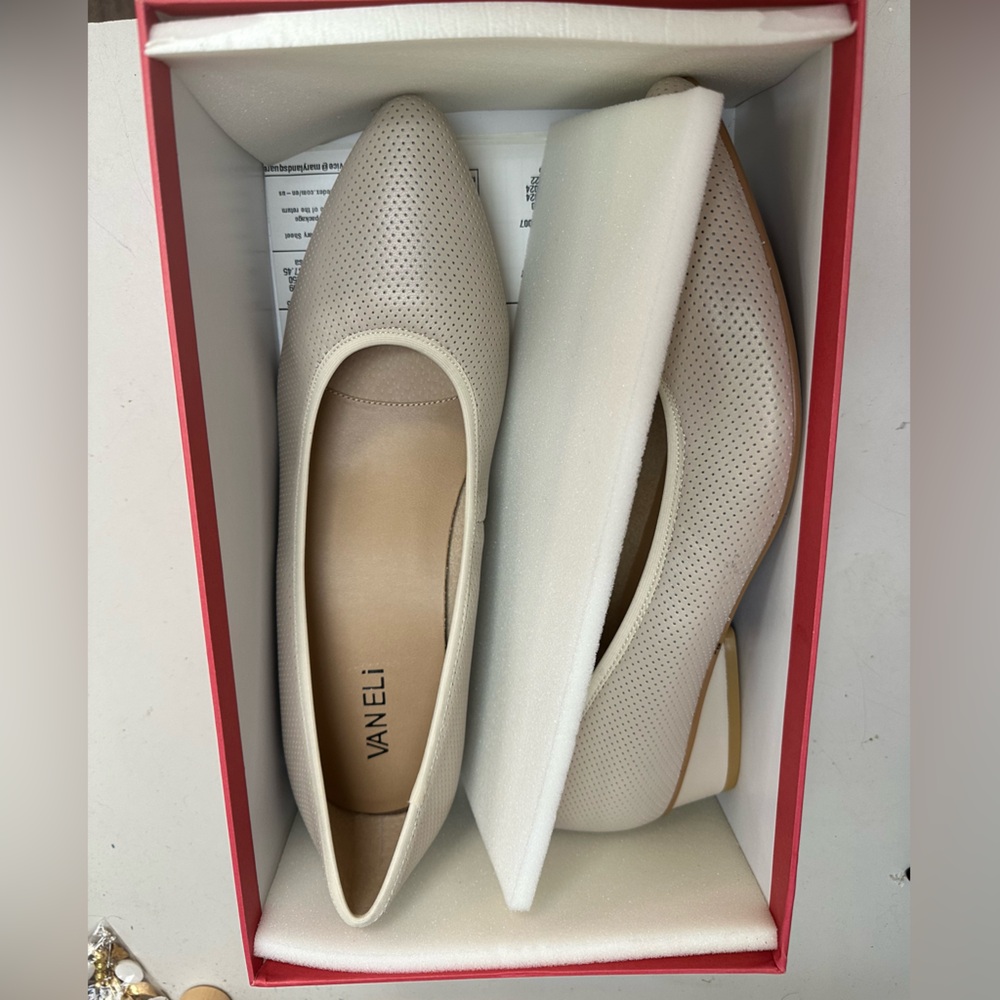 NWOT Vaneli Fiona Shoes